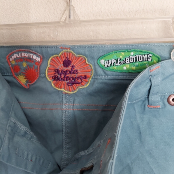 Apple bottoms embroidered demin capri size 17-18 nwt - Picture 2 of 11